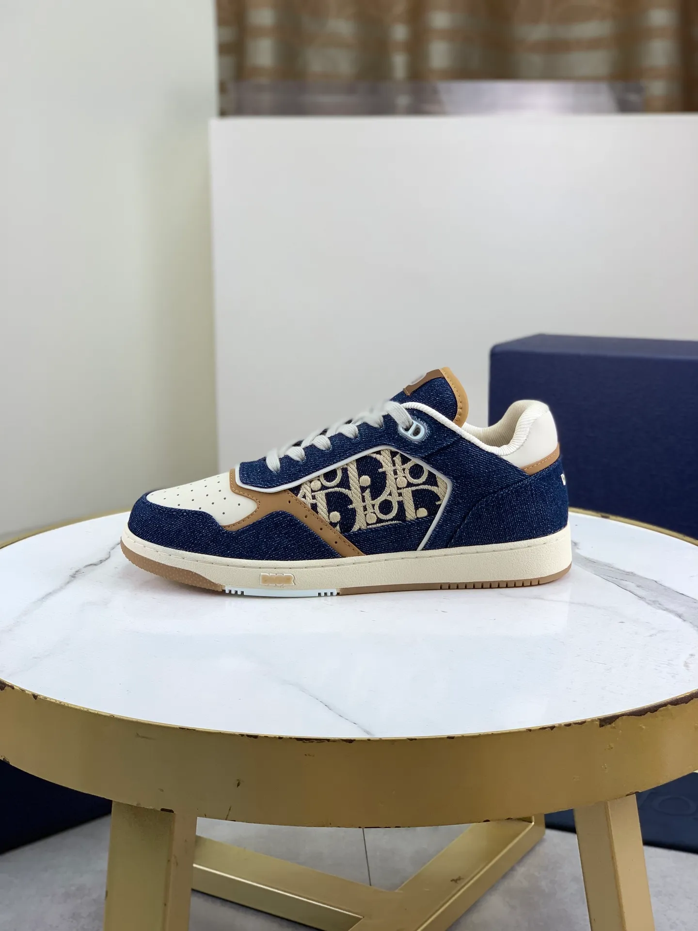 Factory price P760💰💎Top quality💎Dior couple's sneakers Top high-end version Purchasing quality Original development Dior spring and summer new B27 couple's sneakers are new products in the series, (Dior) B27 sneakers, original version 15560💰Purchased New presbyopic sneakers in early spring A favorite among major celebrities and Internet celebrities. The on-foot effect is very nice B27 sneakers made by Italian craftsmen The layers are distinct and have a unique three-dimensional effect🌟 showing a modern and elegant style, comparable to Dior  A classic style from Dior. Crafted from smooth black calf leather with beige and black Oblique print panels on the sides. The "CD Icon" shaped shoelace eyelets are clever and delicate, and the two-color rubber sole, rear collar and heel are all equipped with the brand's iconic details to enhance the style. Oblique printed straps at the ankle allow for an adjustable fit to complement the overall design. Fashionable and versatile, it can complement any look.                        Imported silk cowhide stitching with D embroidery printing; multi-color 🉑️Choose TPU outsole Size: women's 35-40 men's: 38-46 (men's 38, 45, 46 sizes are custom-made, non-refundable and non-exchangeable)